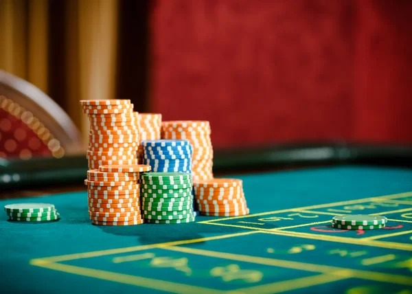 joki123 Bandar Poker app on mobile phone showing live table and betting interface